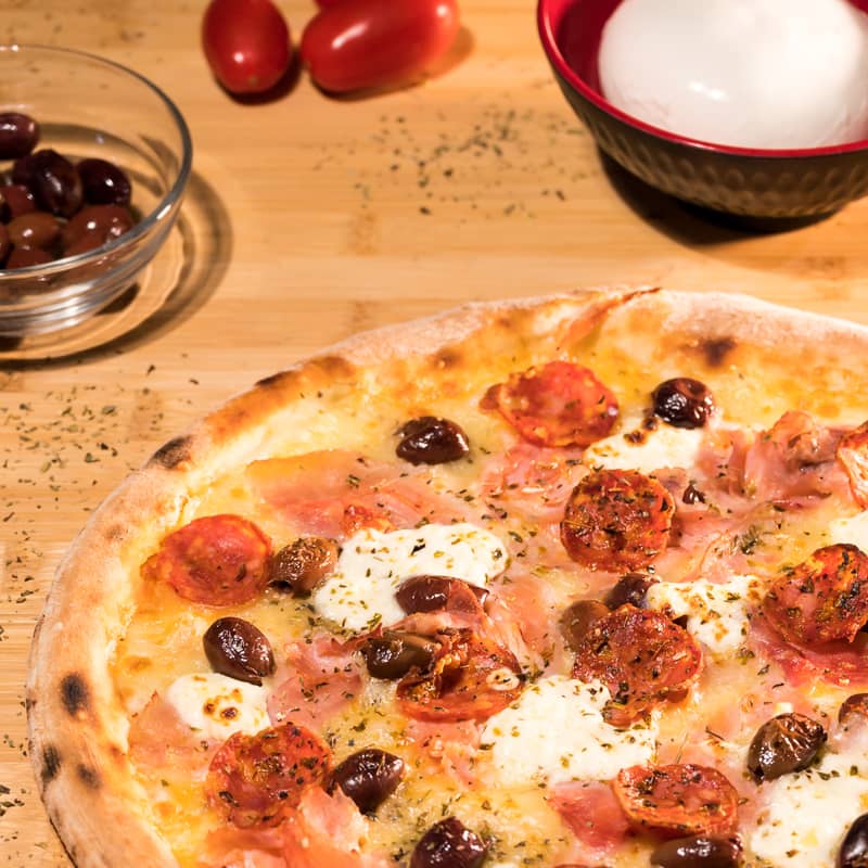 pizza salsiccia olive e mozzarella di bufala pizzeria trofarello