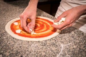 mozzarella pomodoro pizzeria trofarello pizza e arte, impasto leggero