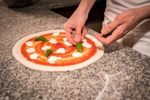 pomodoro mozzarela basilico pomodoro pizzeria trofarello pizza e arte, impasto leggero