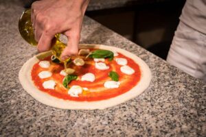 olio pomodoro mozzarela basilico pomodoro pizzeria trofarello pizza e arte, impasto leggero