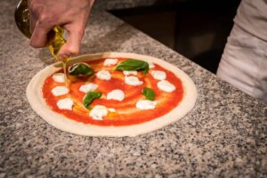 olio evo pomodoro mozzarela basilico pomodoro pizzeria trofarello pizza e arte, impasto leggero