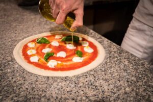 olio evo pomodoro mozzarela basilico pomodoro pizzeria trofarello pizza e arte, impasto leggero