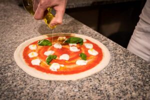 olio evo pomodoro mozzarela basilico pomodoro pizzeria trofarello pizza e arte, impasto leggero