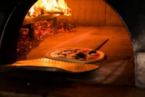 cottura in forno a legna pizza ea rte trofarello