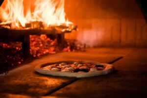 cottura in forno a legna pizza ea rte trofarello