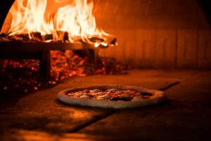 cottura in forno a legna pizza ea rte trofarello